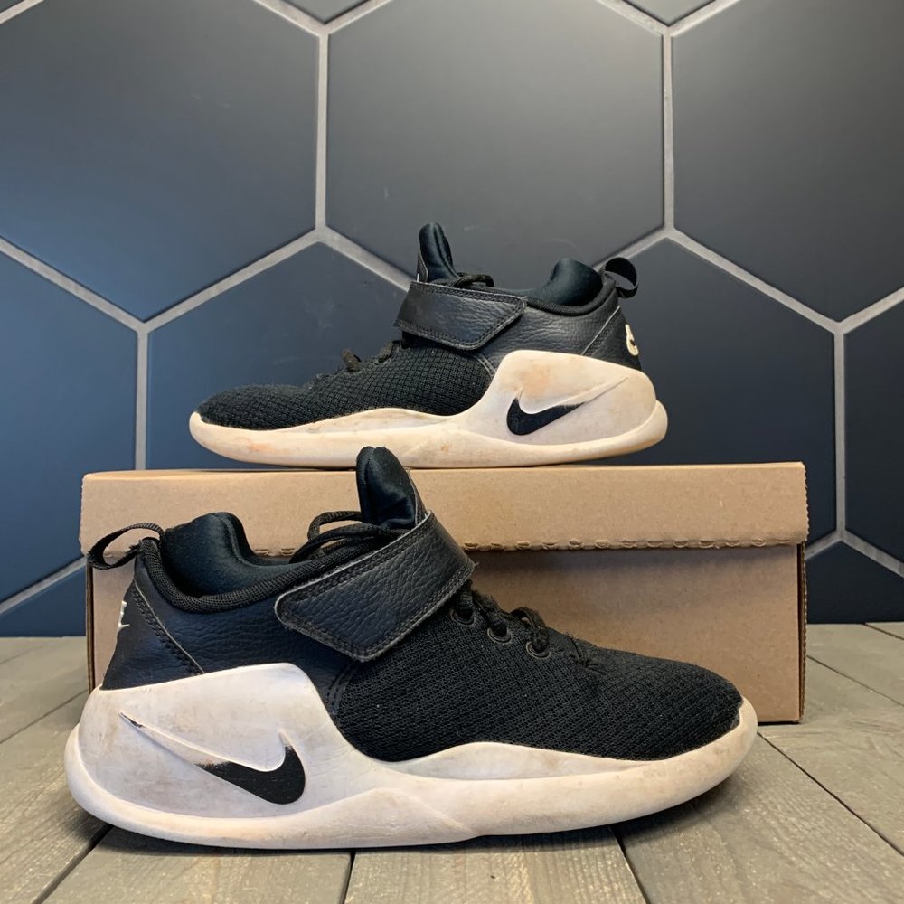 ~Used W/O Box! Youth Nike Kawzi Sneaker Black White Sneakers Size 5.5Y